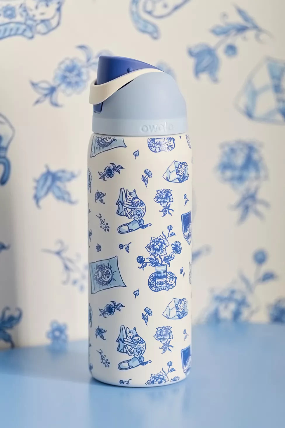 Owala UO Exclusive Delft Cat Print FreeSip 32 oz Water Bottle *Pre-Order*